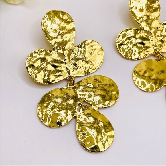 Hammered Gold Double Clover Earrings - Picture 4 of 5